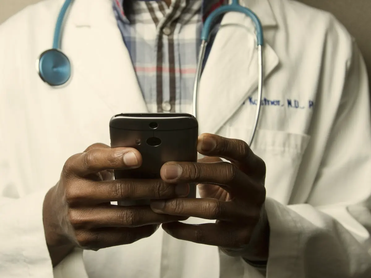 Ärztin liest das Briefing auf dem Smartphone